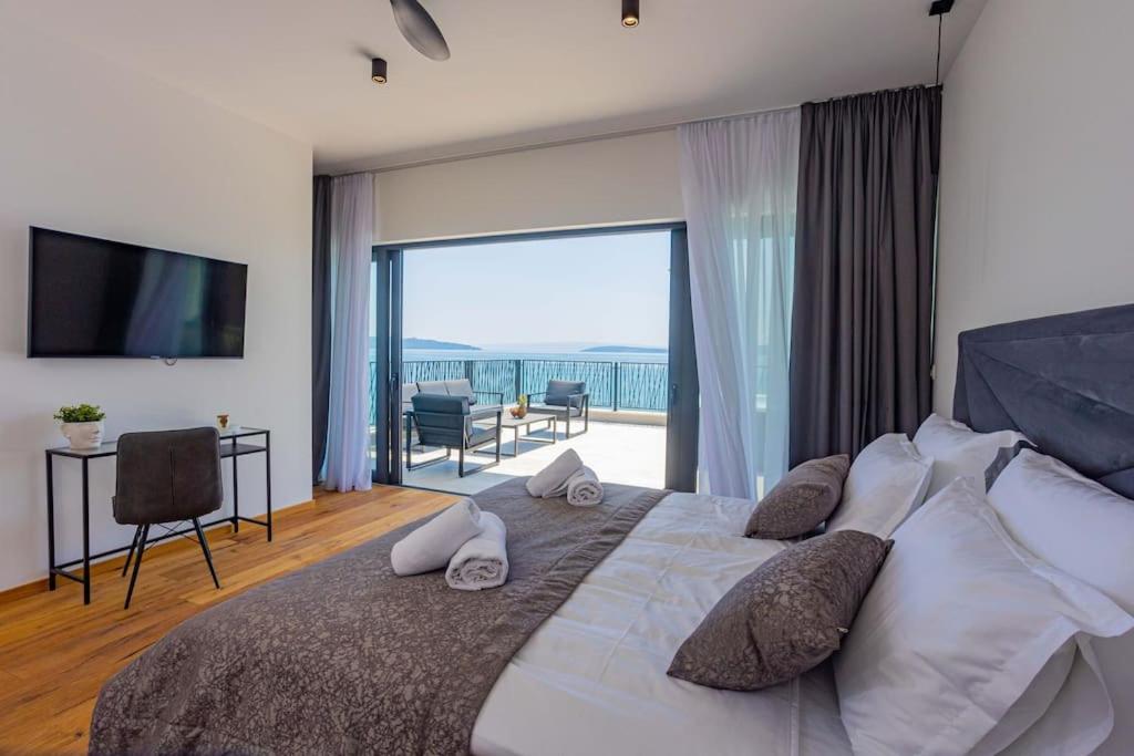 Beachfront Villa Sol&Mar with heated pool and jacuzzi view 5