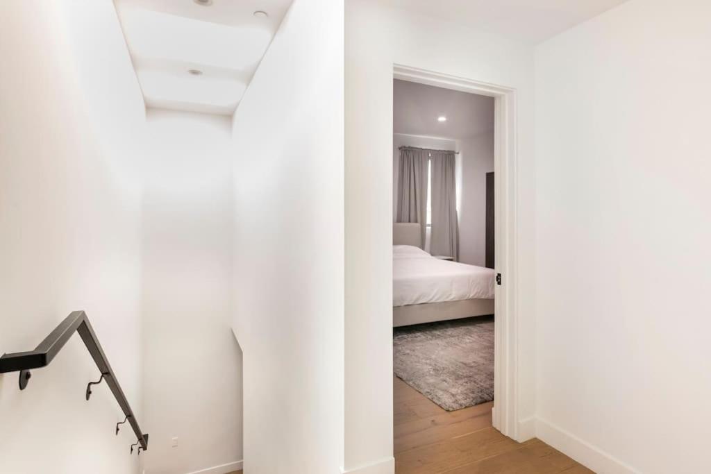 Brand NEW Luxury 2bd Townhouse Pet-Friendly FREE Parking