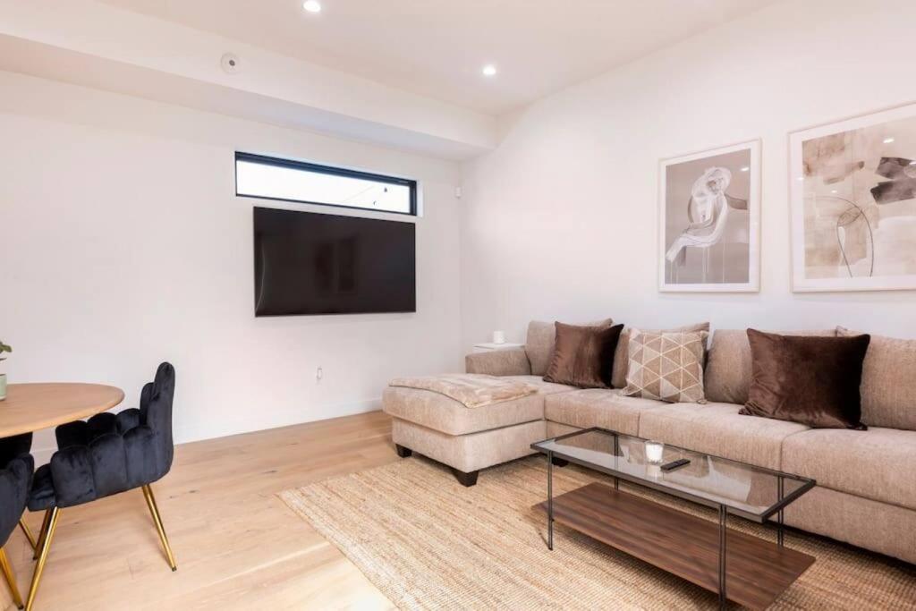 Brand NEW Luxury 2bd Townhouse Pet-Friendly FREE Parking