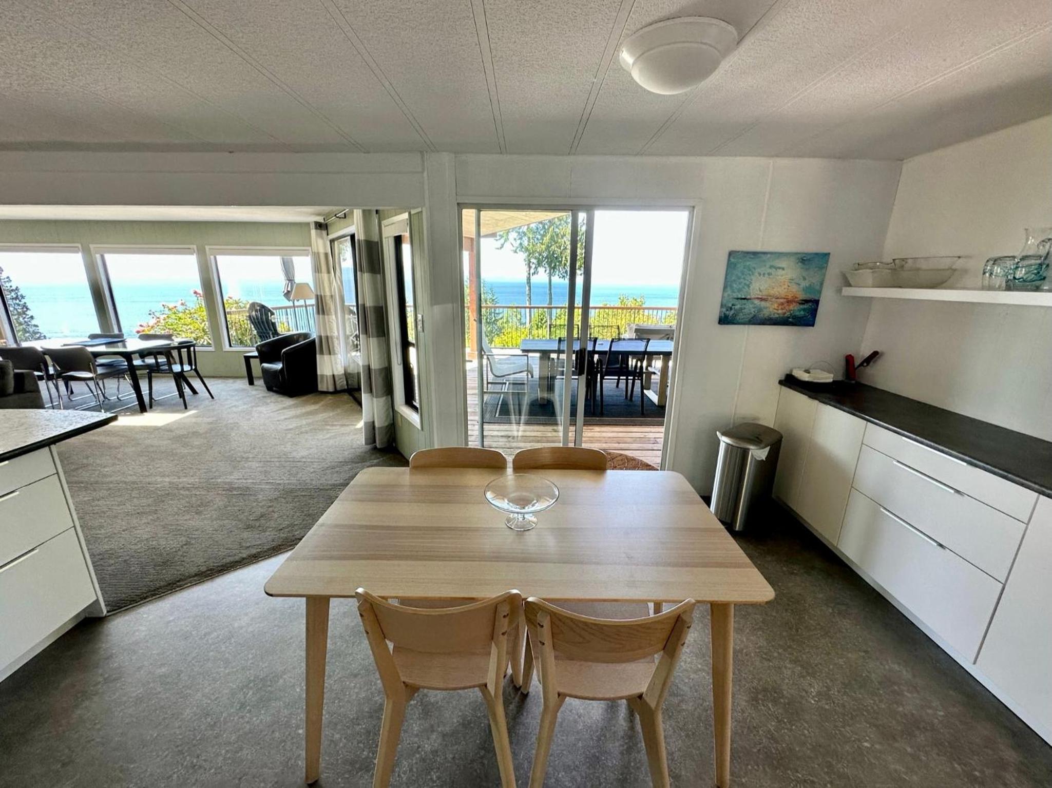 Barooga: Stunning View Home in Halfmoon Bay, Canada