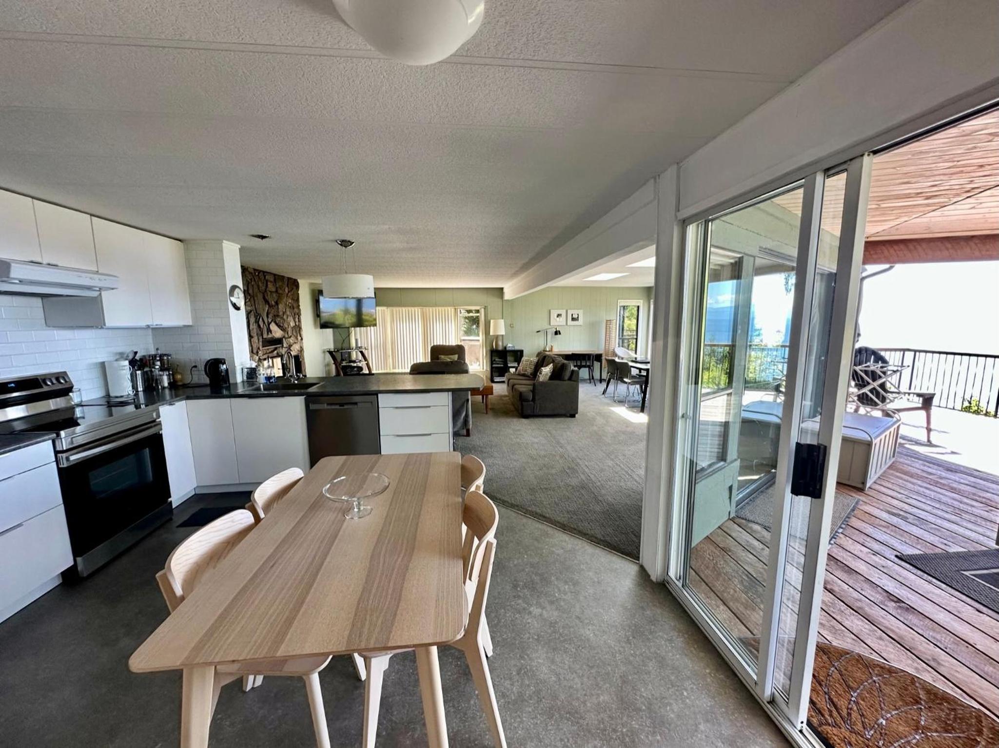 Barooga: Stunning View Home in Halfmoon Bay, Canada