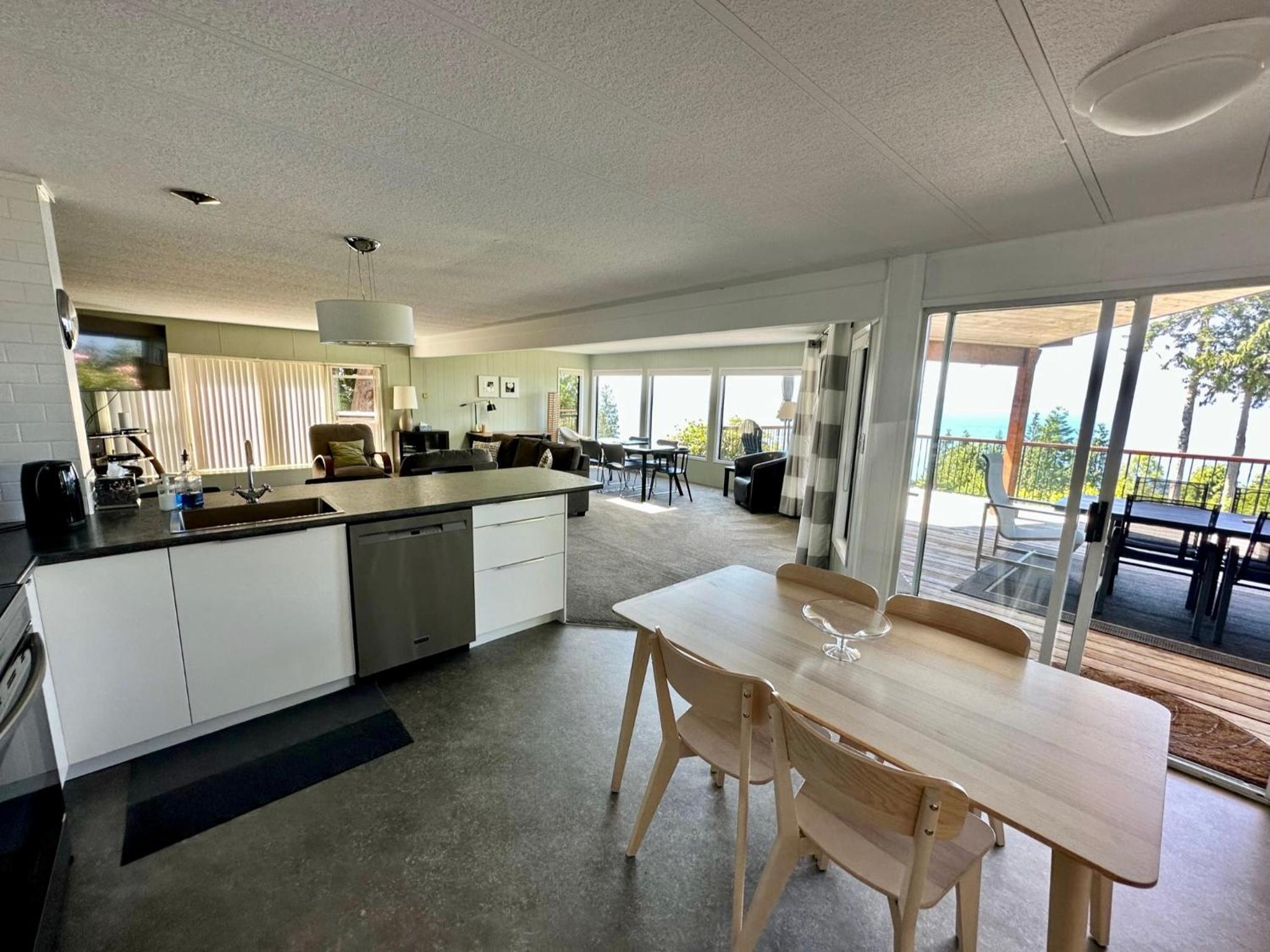 Barooga: Stunning View Home in Halfmoon Bay, Canada