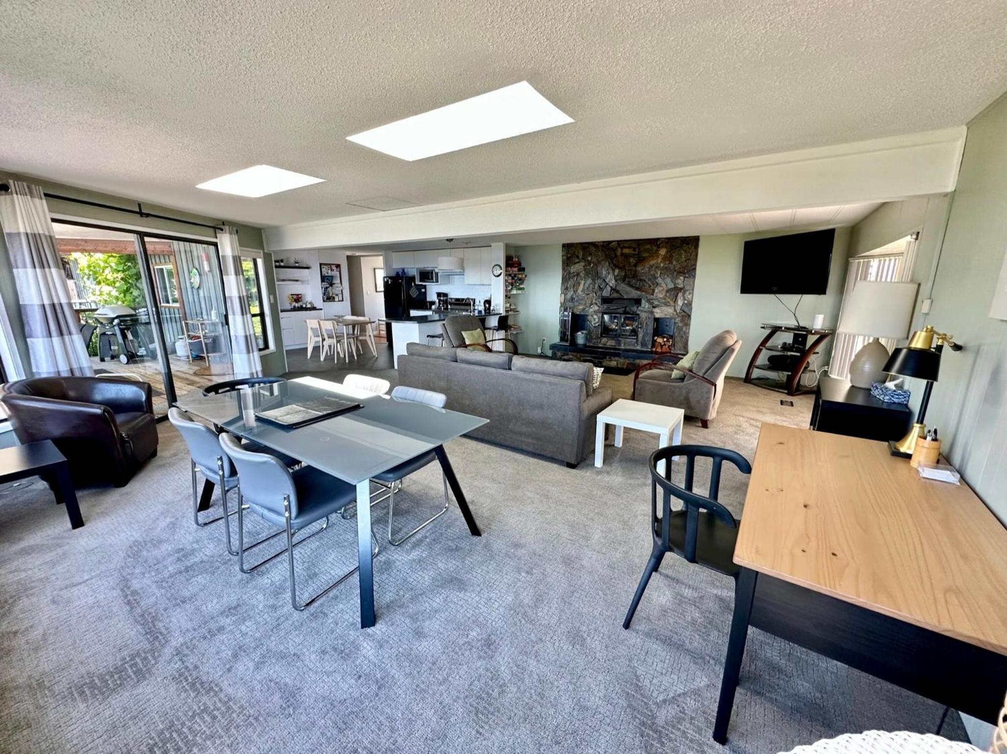 Barooga: Stunning View Home in Halfmoon Bay, Canada