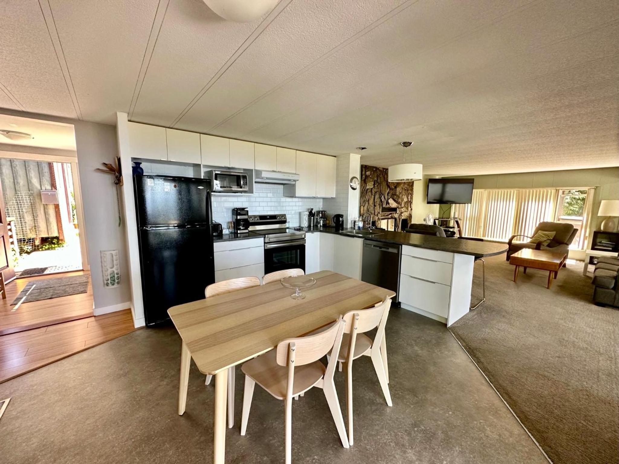Barooga: Stunning View Home in Halfmoon Bay, Canada