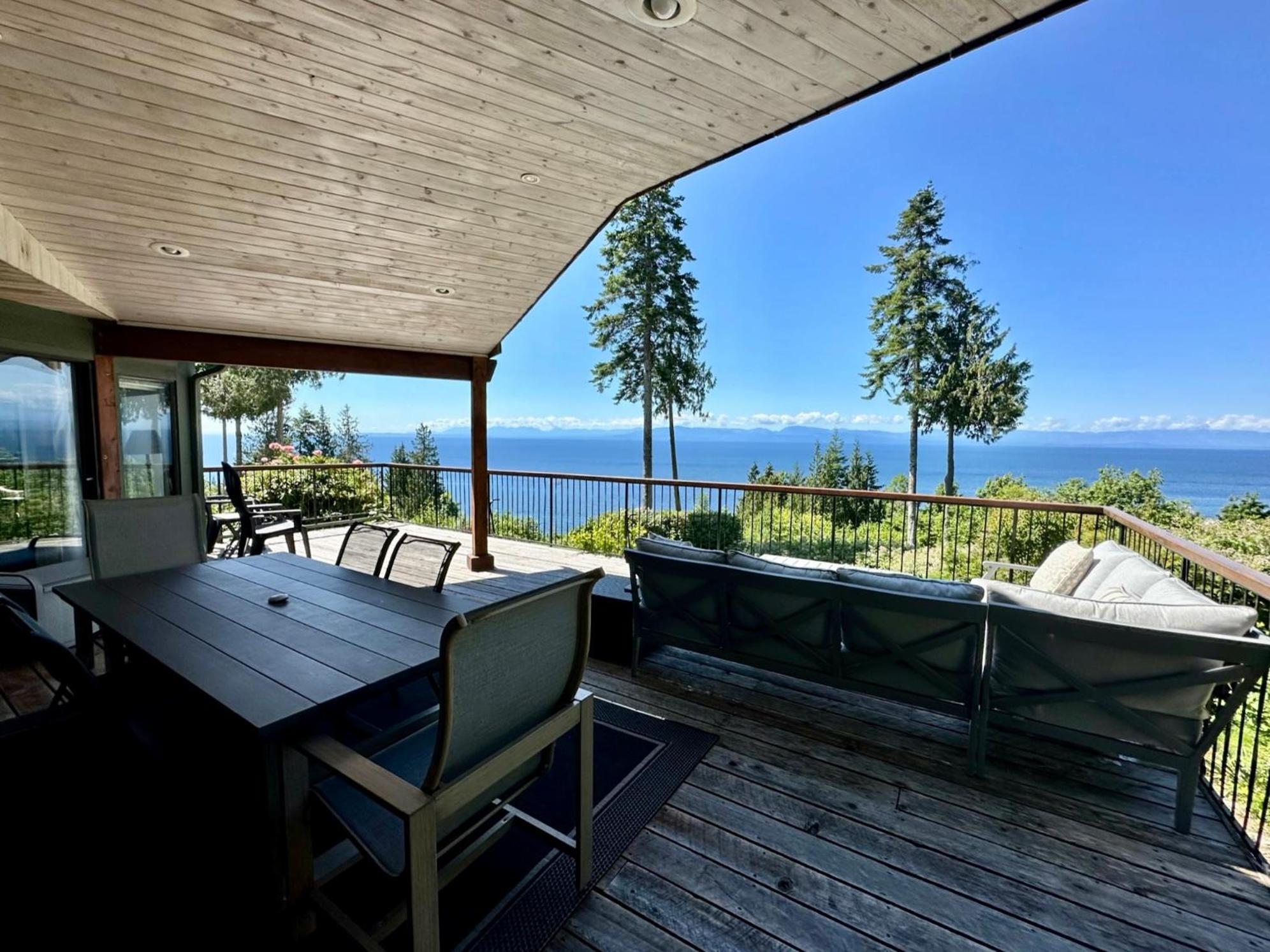 Barooga: Stunning View Home in Halfmoon Bay, Canada