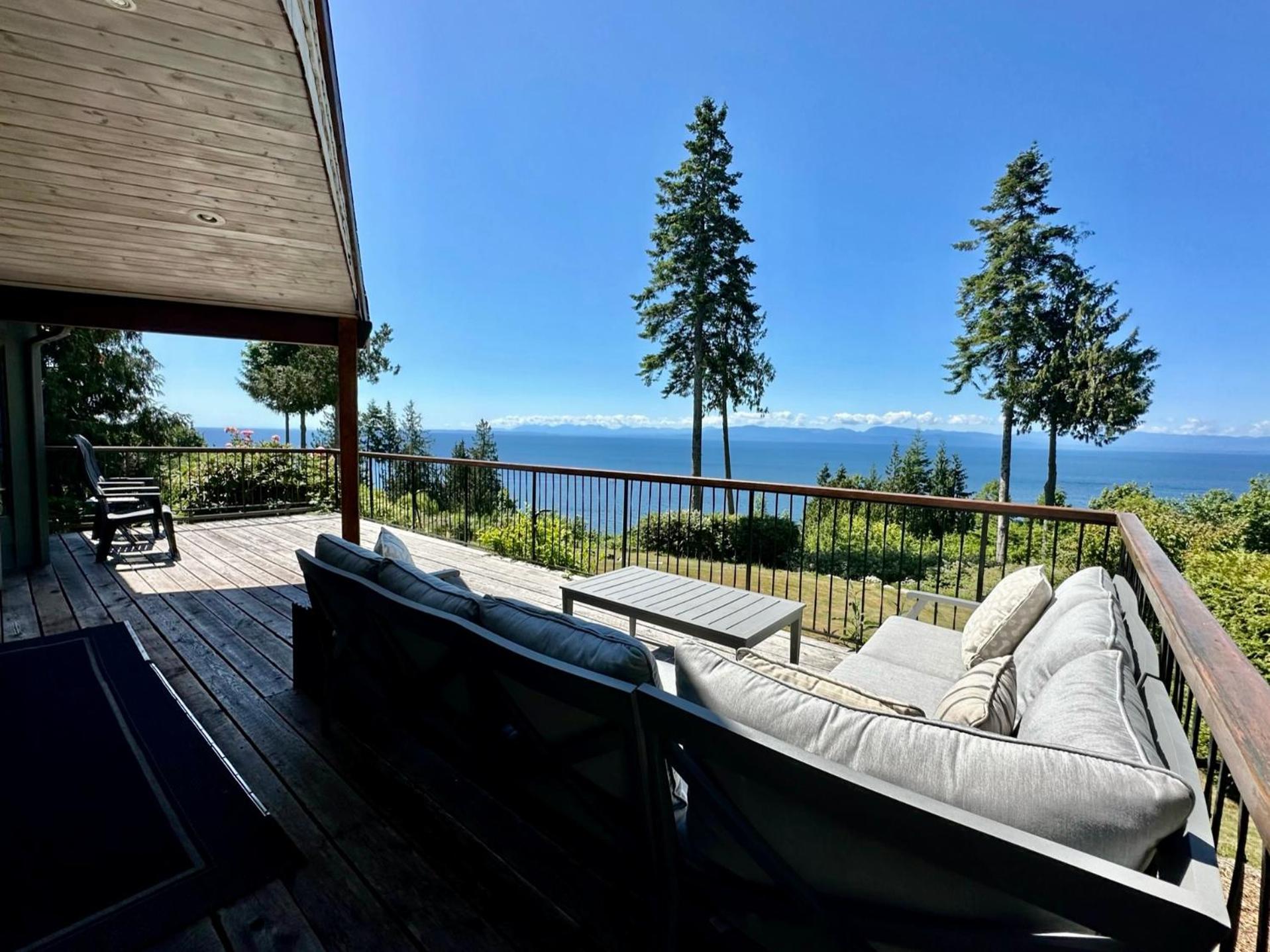 Barooga: Stunning View Home in Halfmoon Bay, Canada