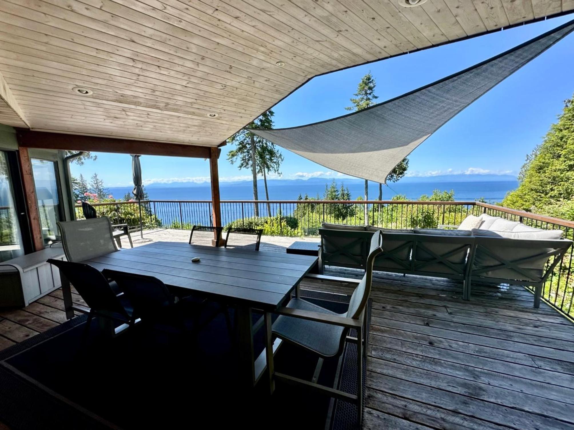 Barooga: Stunning View Home in Halfmoon Bay, Canada