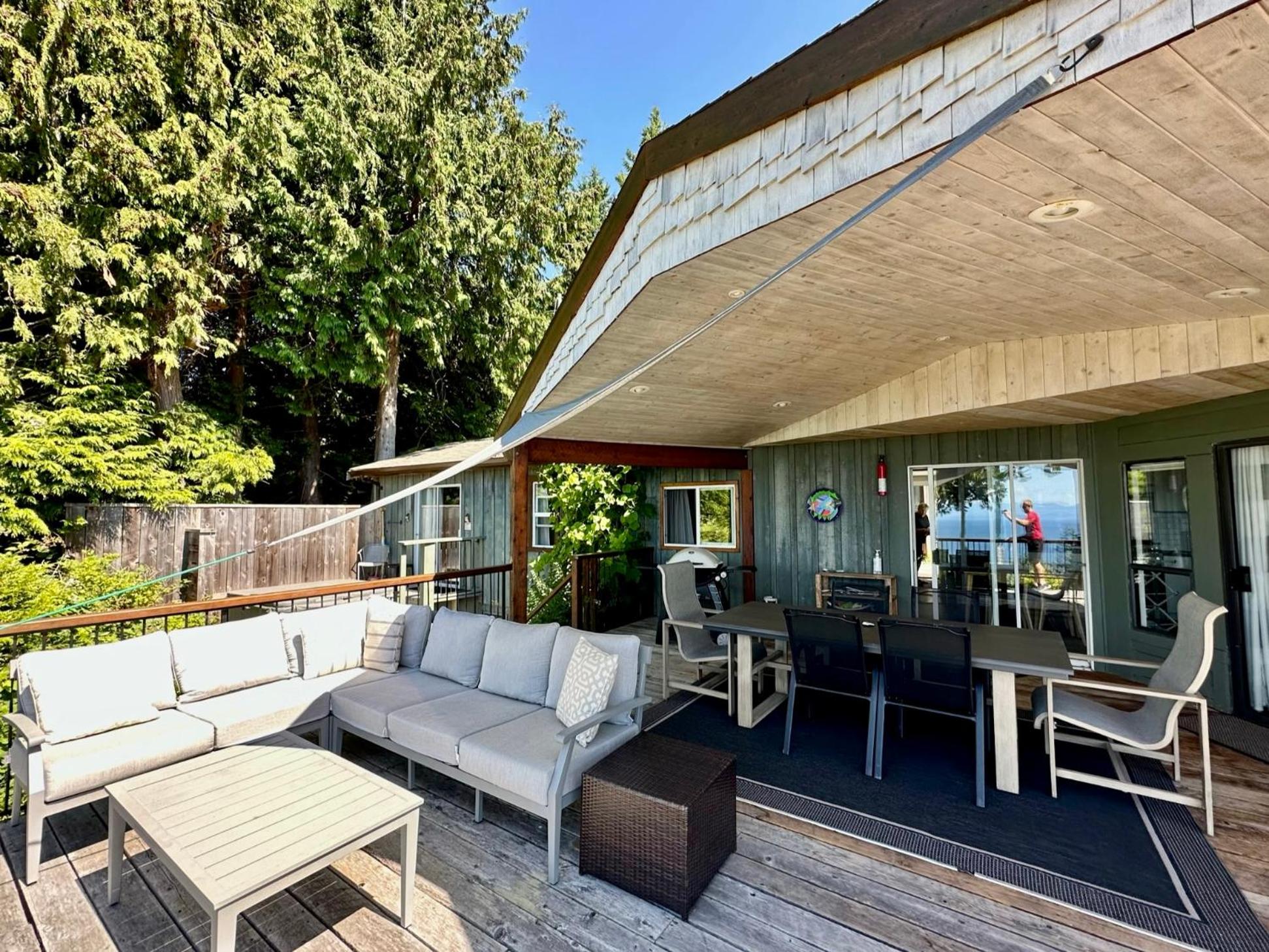 Barooga: Stunning View Home in Halfmoon Bay, Canada