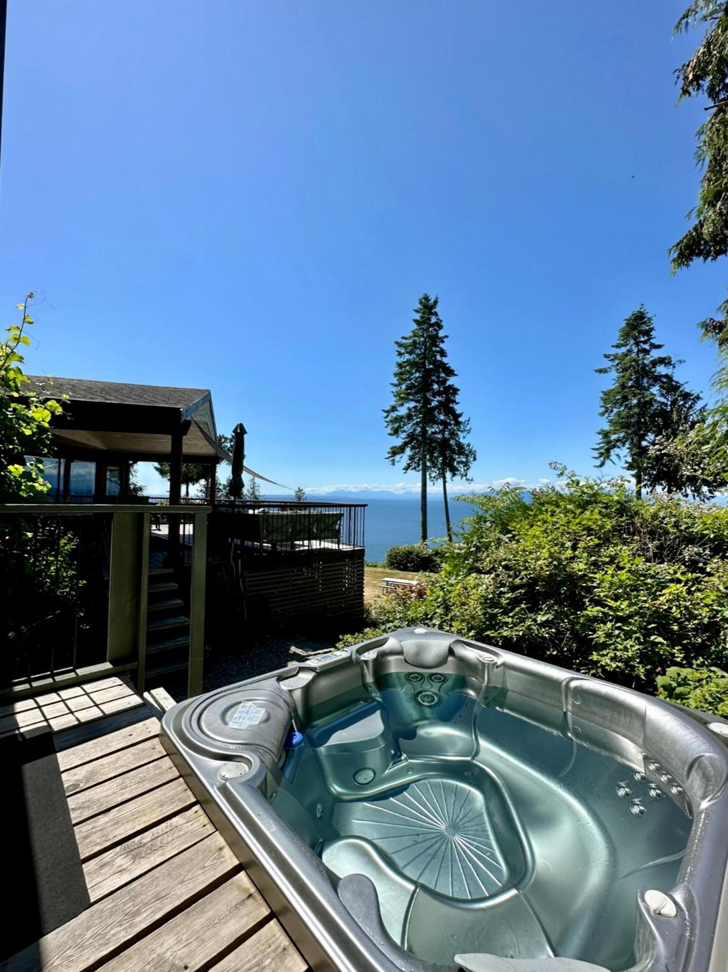 Barooga: Stunning View Home in Halfmoon Bay, Canada
