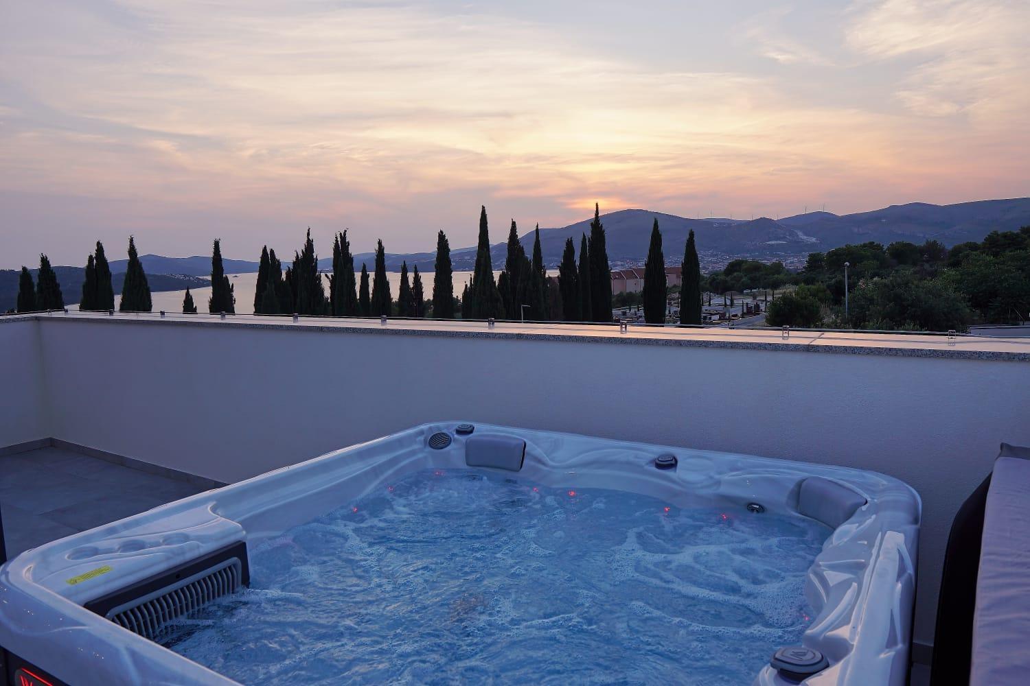 Apartment Ivano with pool & jacuzzi view 4