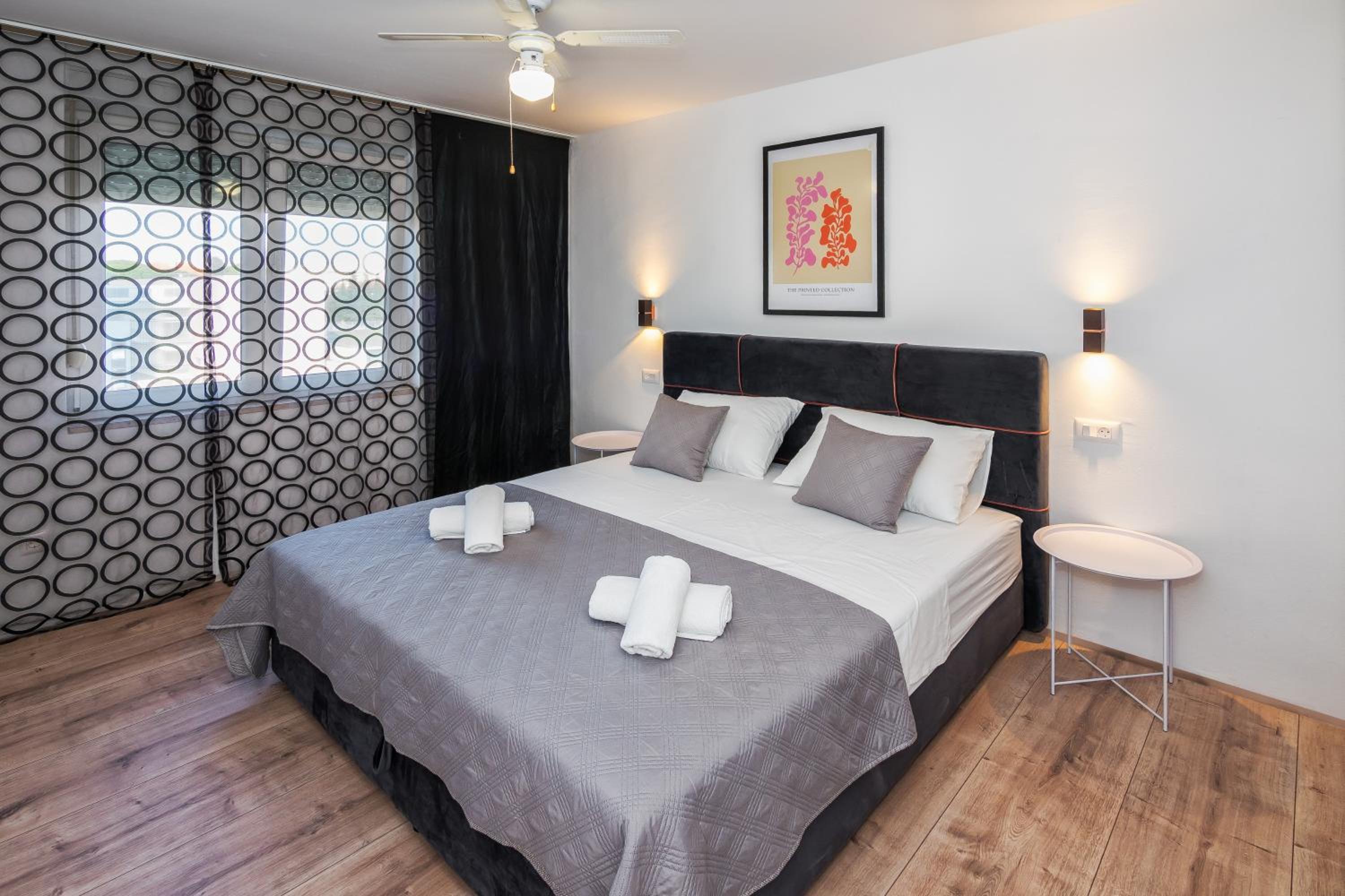 SplitStay 3BR Balcony Sea View view 3