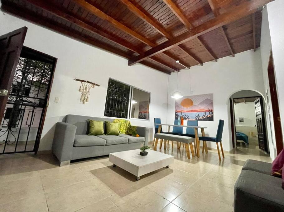 Bright apt near Unicentro 300 MB Wi-Fi, 2Bedroom
