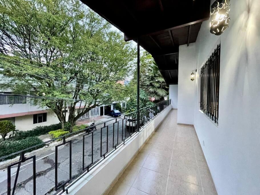 Bright apt near Unicentro 300 MB Wi-Fi, 2Bedroom