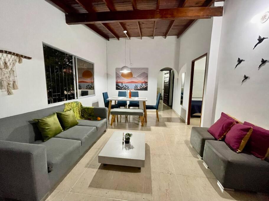 Bright apt near Unicentro 300 MB Wi-Fi, 2Bedroom