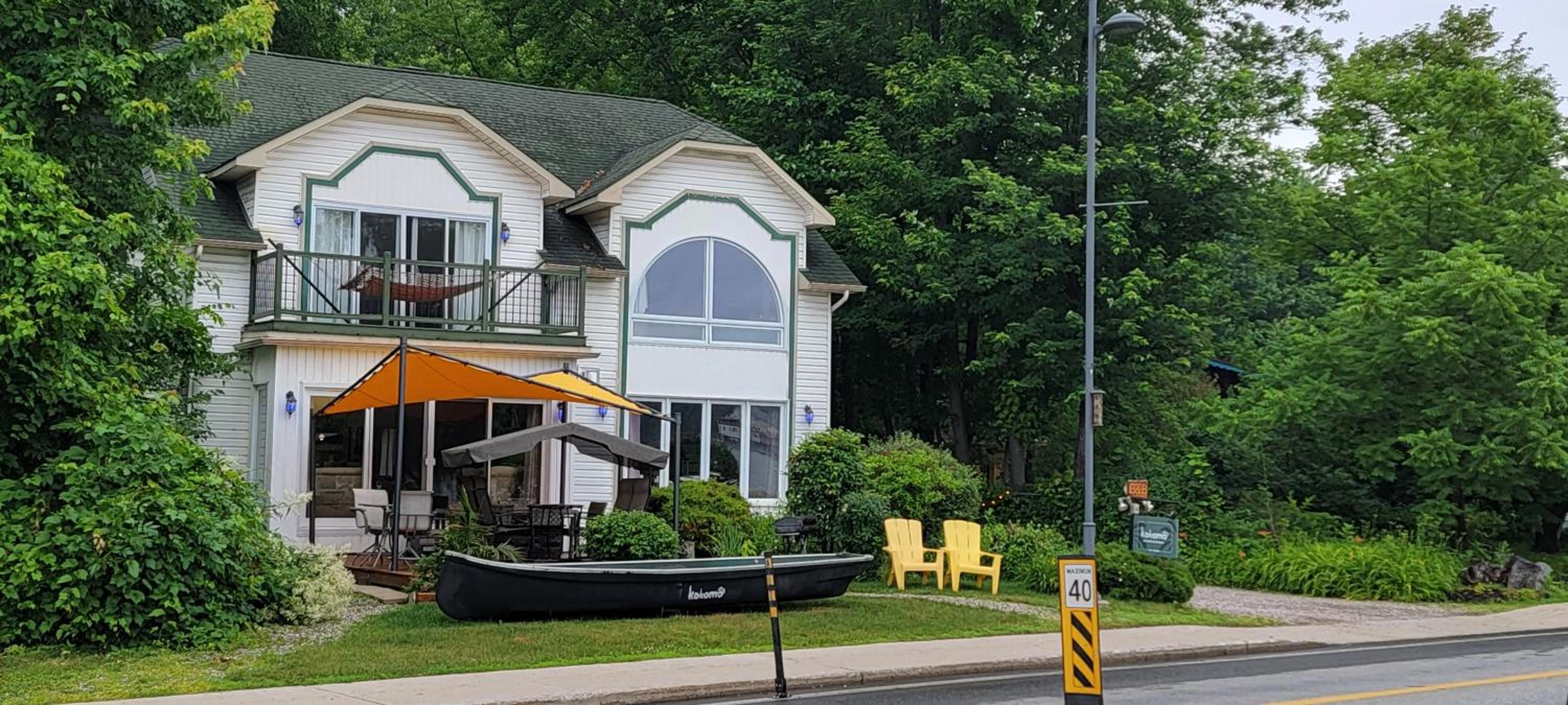 Kokomo INN Bed and Breakfast Ottawa-Gatineau's Only Tropical Riverfront B&B on the National Capital Cycling Pathway Route Verte #1 - for Adults Only - Cham