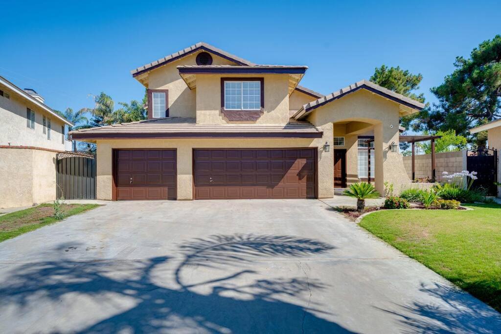 Bakersfield Vacations - Families/Digital Nomads/Corporate Housing - Property Image 1