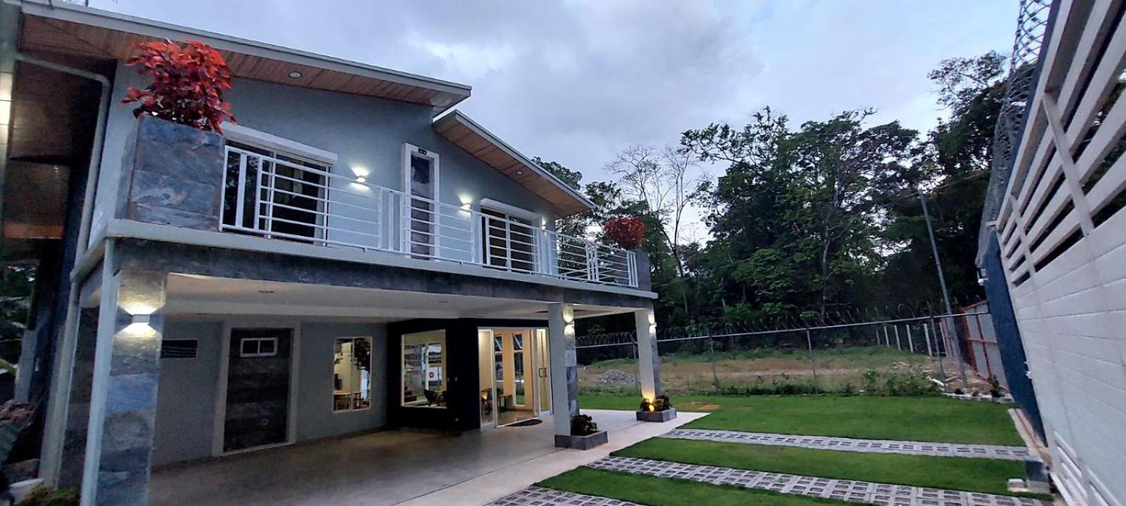CR Caribbean Blue House - Modern style 100 WiFi