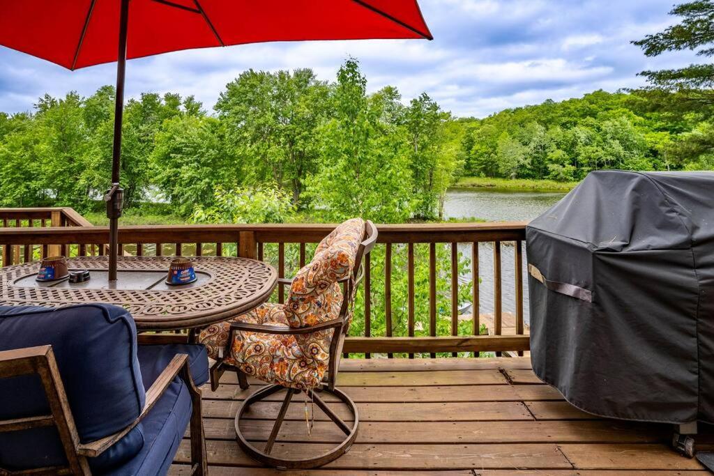 Spacious 5 Bedroom Cabin with Riverview & Black Lake Access