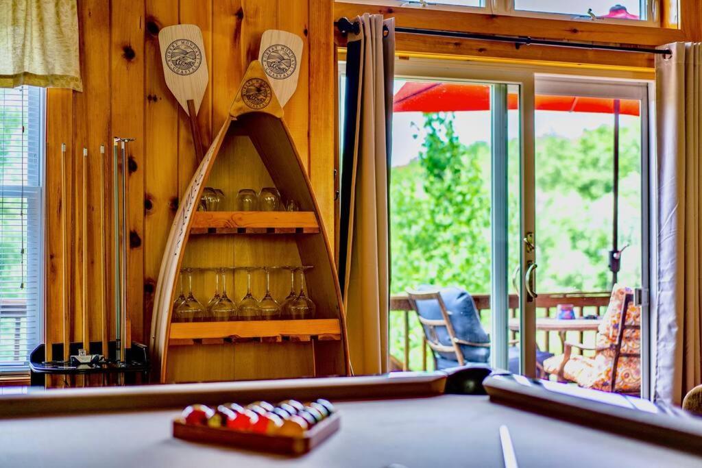 Spacious 5 Bedroom Cabin with Riverview & Black Lake Access