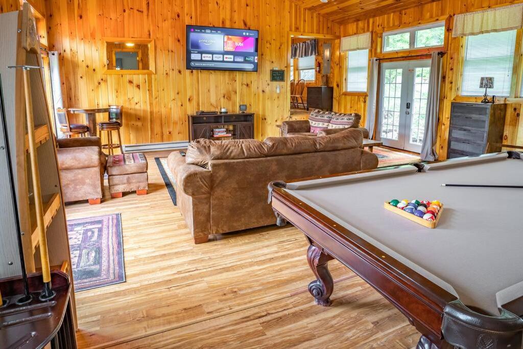 Spacious 5 Bedroom Cabin with Riverview & Black Lake Access