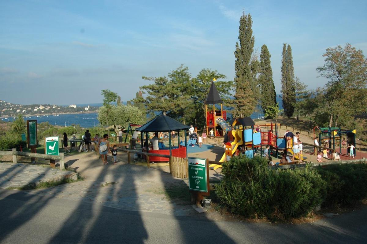 Agay Cap Esterel, le Village, quartier Belvédère T2 Rez-de-Jardin avec Vue Mer, Piscine et Parking inclus