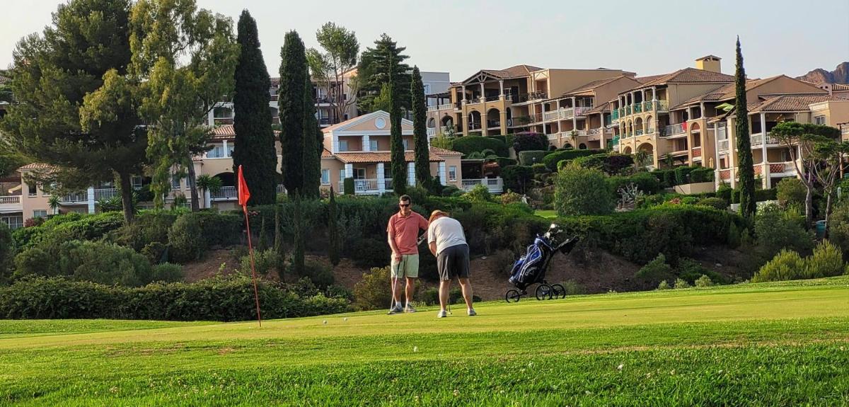 Agay Cap Esterel, le Village, quartier Belvédère T2 Rez-de-Jardin avec Vue Mer, Piscine et Parking inclus