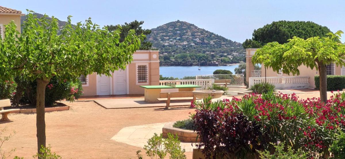Agay Cap Esterel, le Village, quartier Belvédère T2 Rez-de-Jardin avec Vue Mer, Piscine et Parking inclus