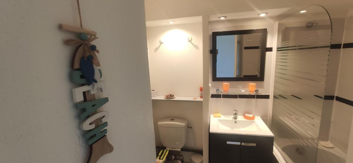 Agay Cap Esterel, le Village, quartier Belvédère T2 Rez-de-Jardin avec Vue Mer, Piscine et Parking inclus