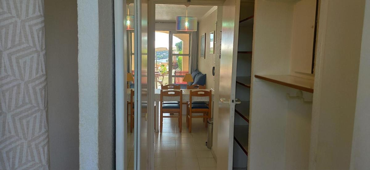 Agay Cap Esterel, le Village, quartier Belvédère T2 Rez-de-Jardin avec Vue Mer, Piscine et Parking inclus