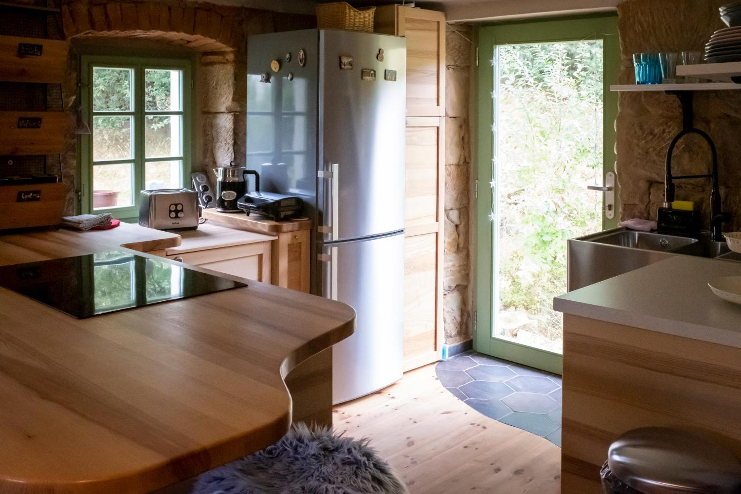 ENJOY Cozy Romance Hills Forest Gardens Views Sauna Whirlpool Bath