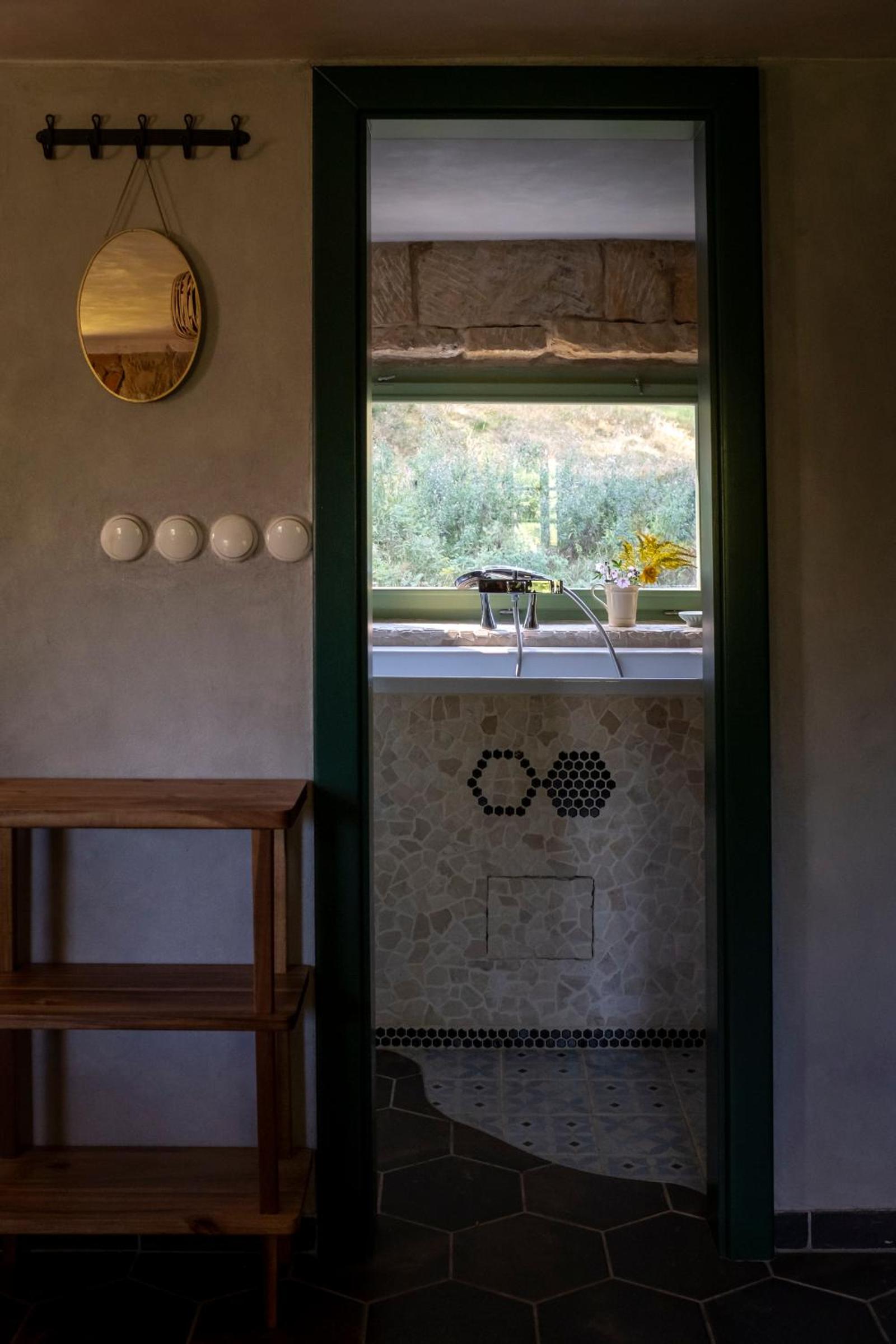 ENJOY Cozy Romance Hills Forest Gardens Views Sauna Whirlpool Bath