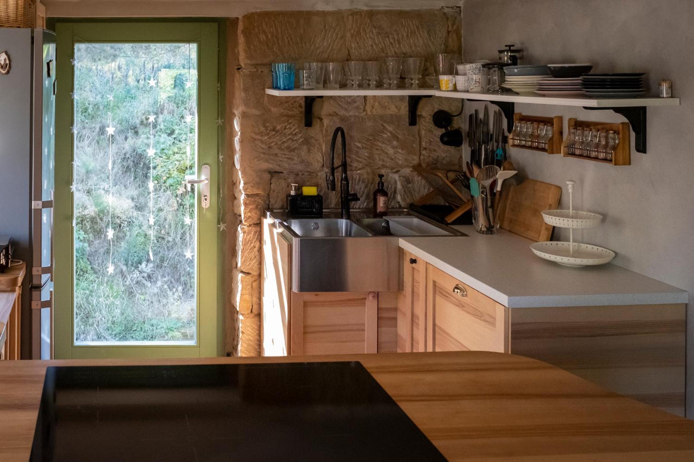 ENJOY Cozy Romance Hills Forest Gardens Views Sauna Whirlpool Bath