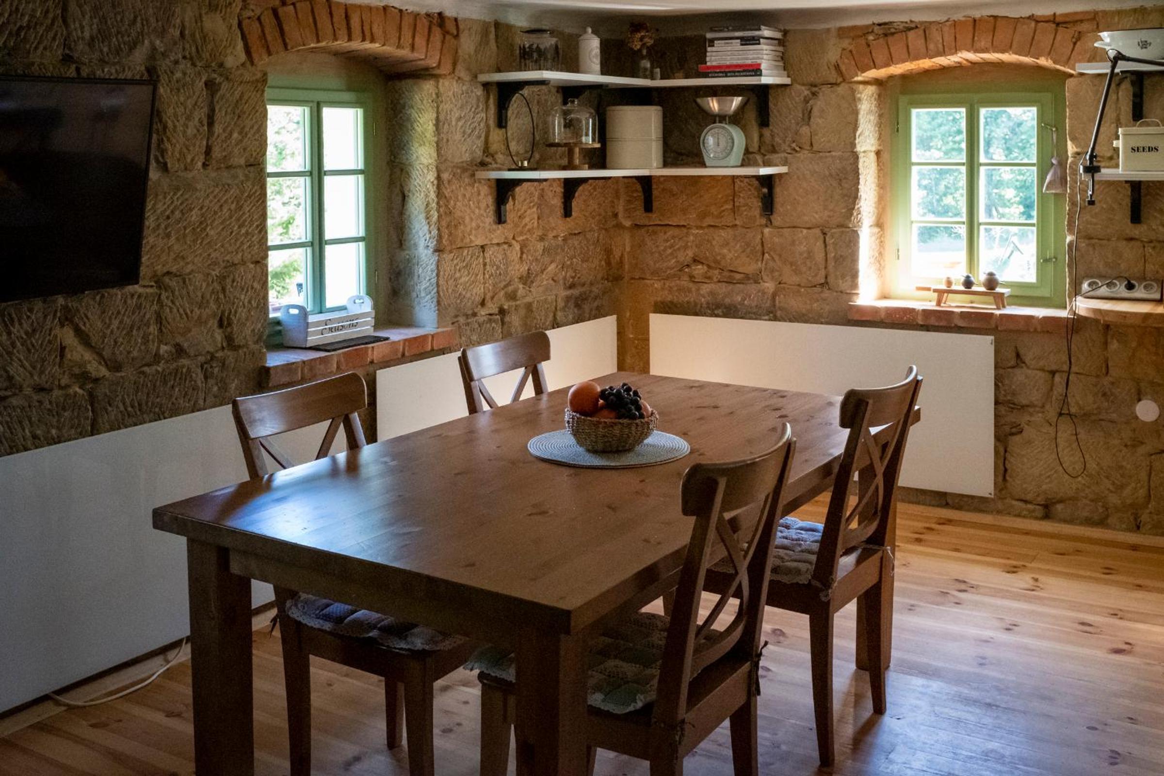 ENJOY Cozy Romance Hills Forest Gardens Views Sauna Whirlpool Bath