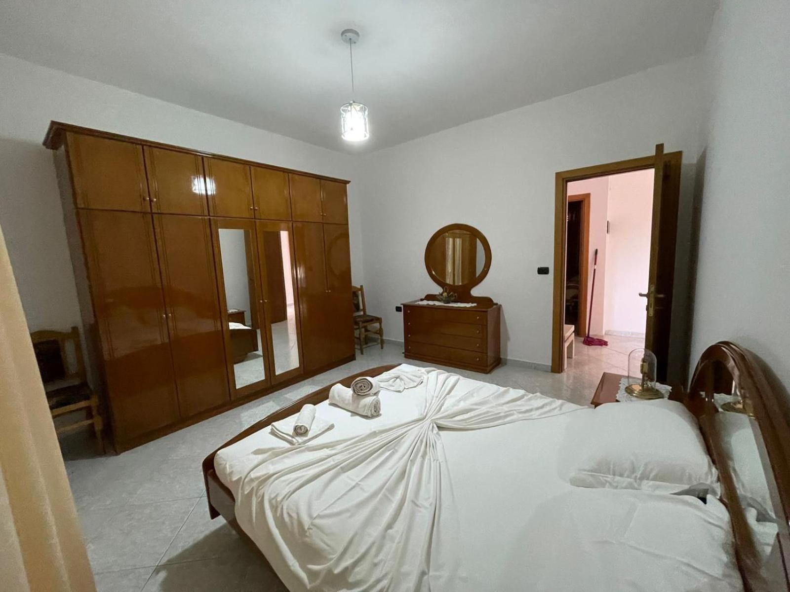 Villa Joli - 3 x spacious Houses with Yard & Parking in Central Vlore
