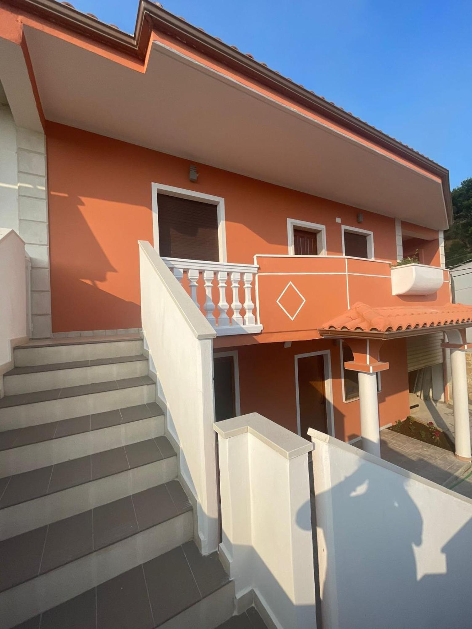 Villa Joli - 3 x spacious Houses with Yard & Parking in Central Vlore