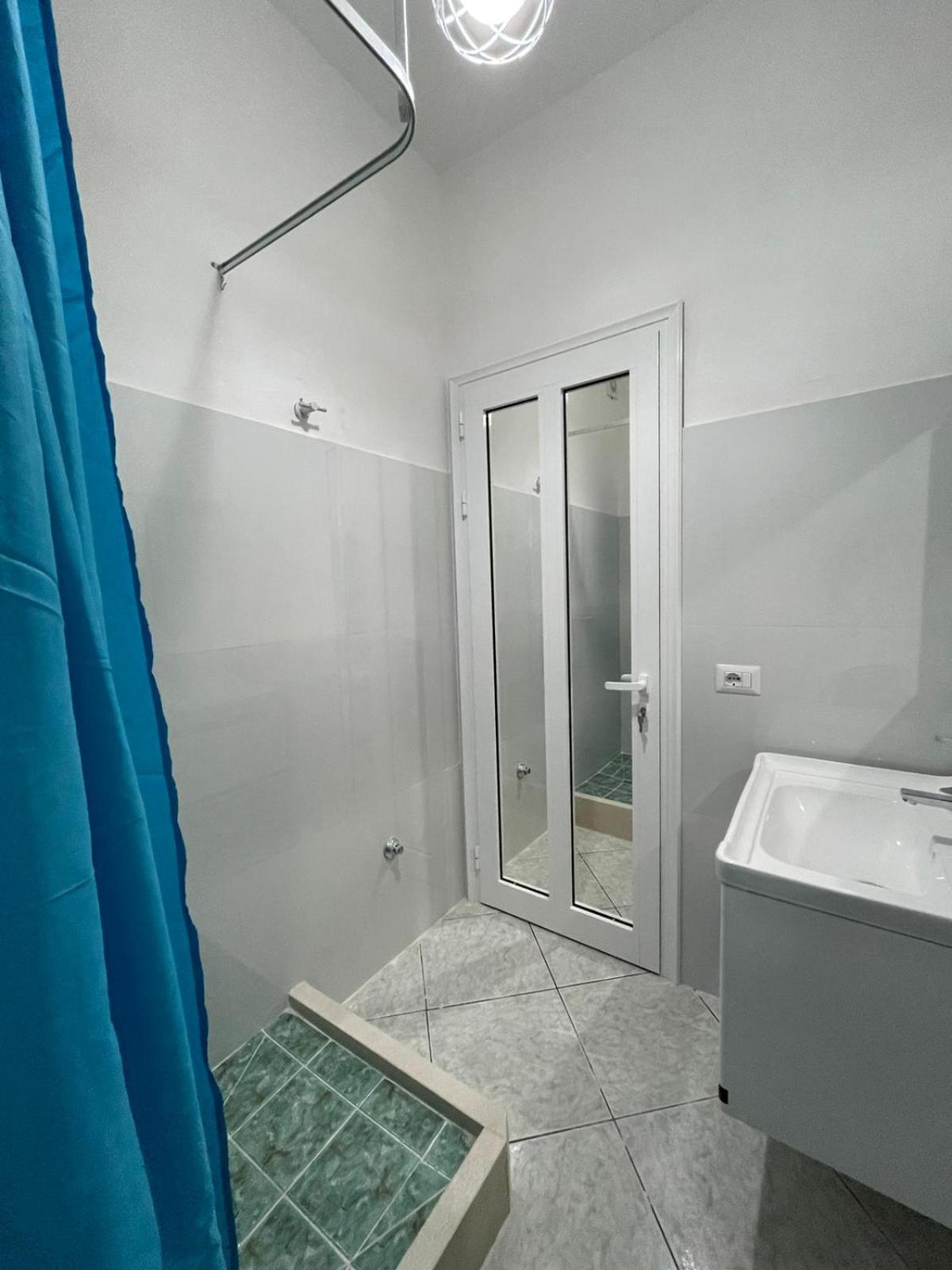 Villa Joli - 3 x spacious Houses with Yard & Parking in Central Vlore