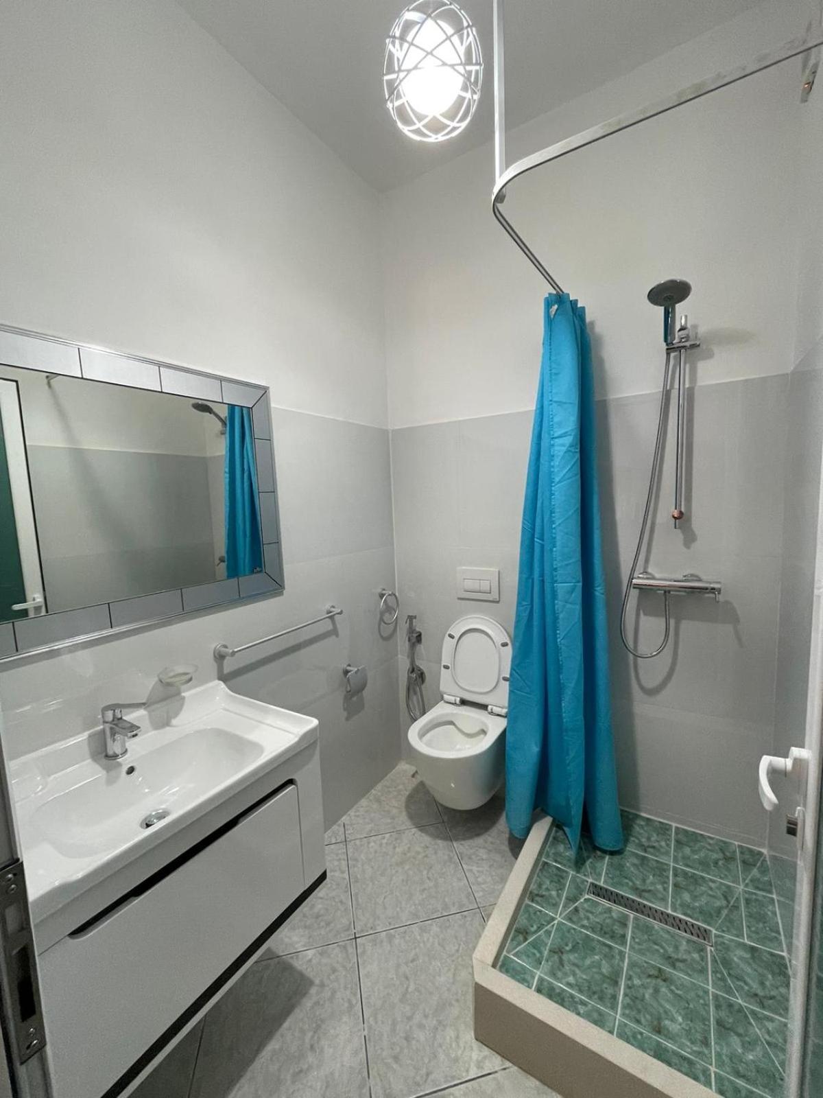 Villa Joli - 3 x spacious Houses with Yard & Parking in Central Vlore
