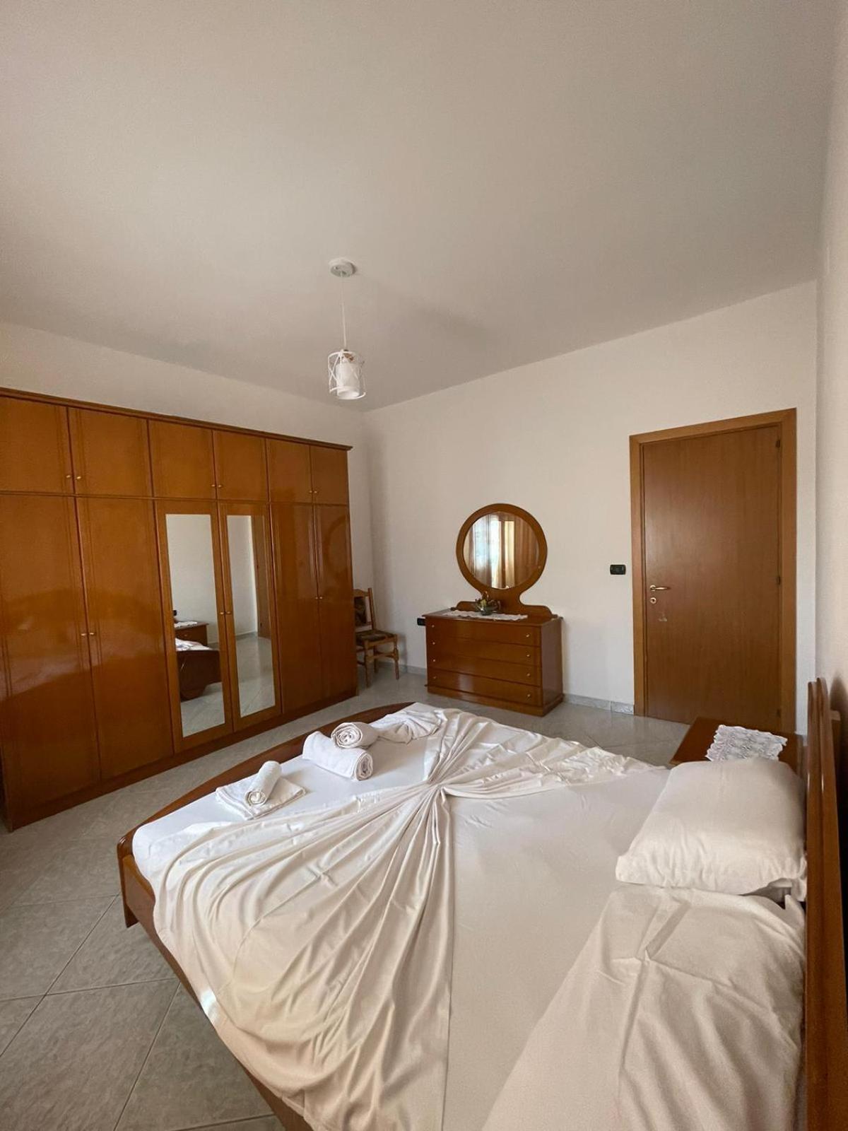 Villa Joli - 3 x spacious Houses with Yard & Parking in Central Vlore