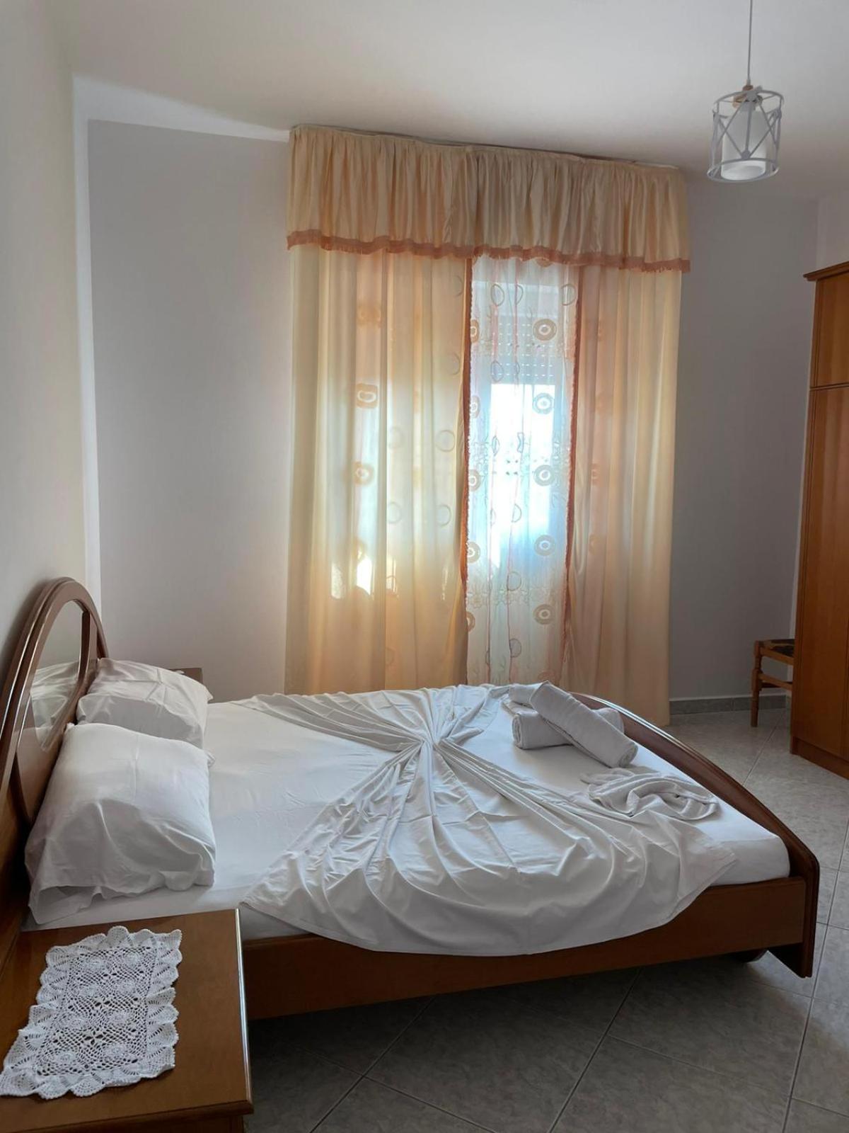 Villa Joli - 3 x spacious Houses with Yard & Parking in Central Vlore