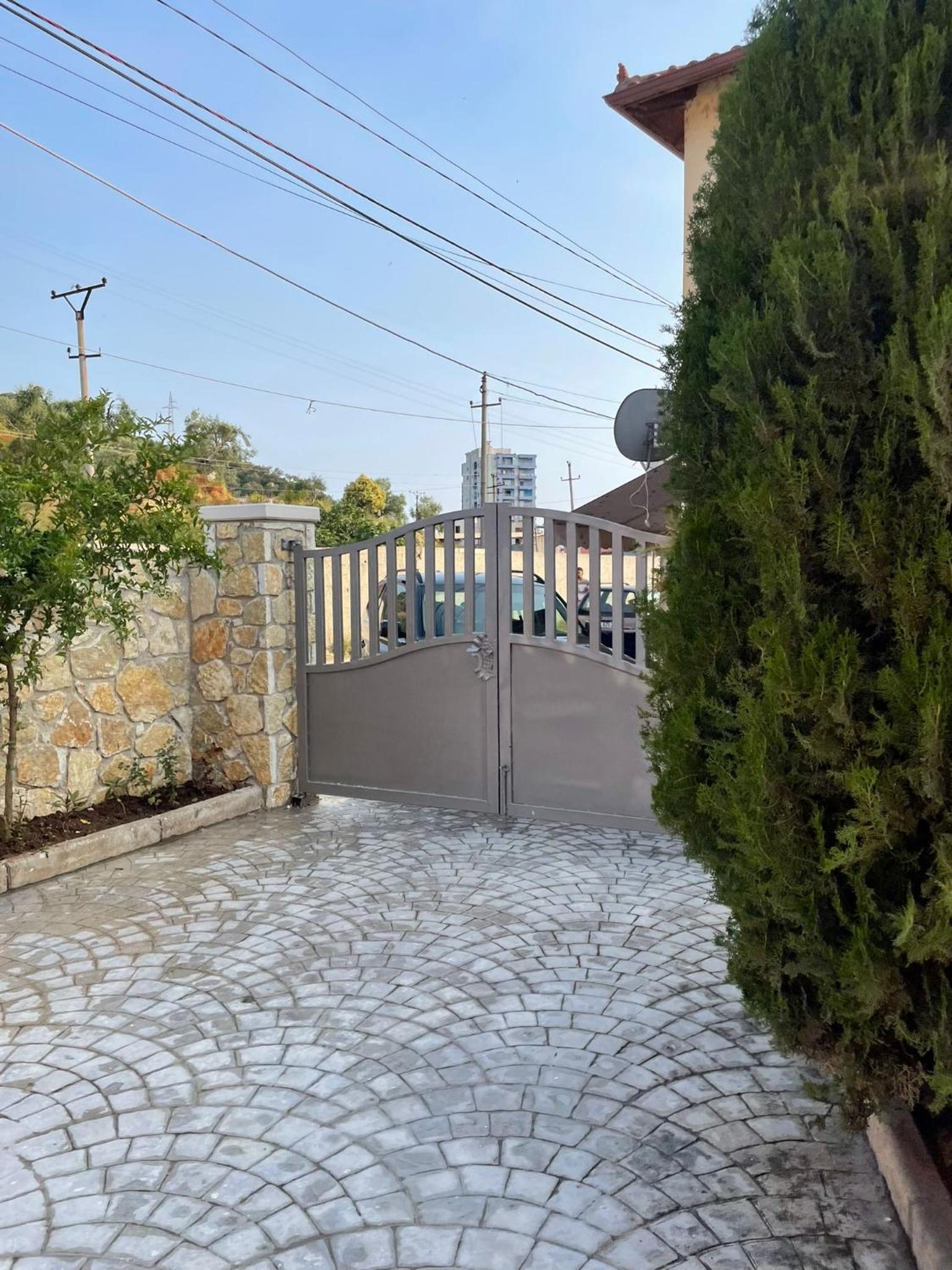 Villa Joli - 3 x spacious Houses with Yard & Parking in Central Vlore