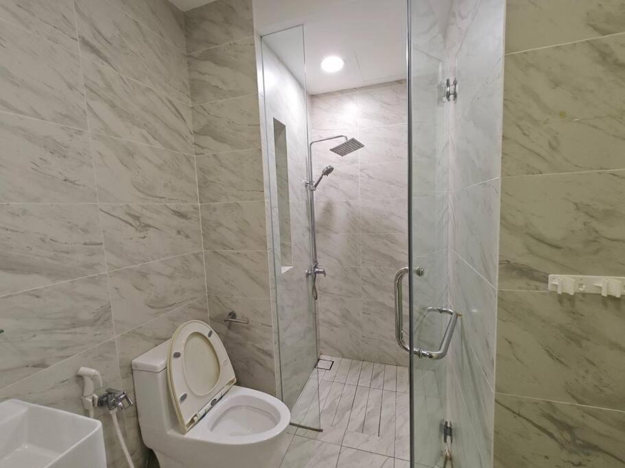 Trevor@Imperio residence studio bathtub kingsizebed jonker phalawan