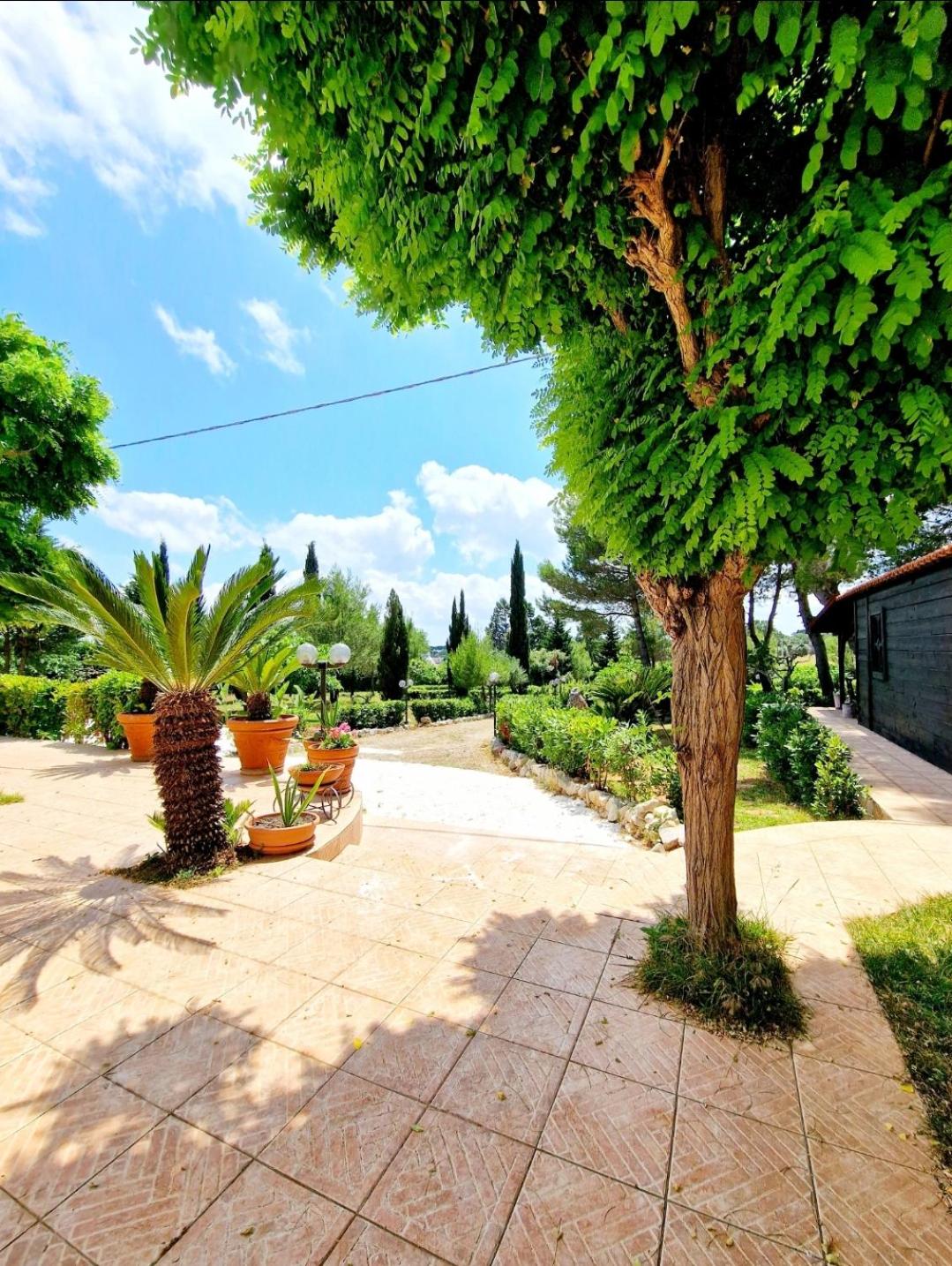 Villa Elisa trulliandmore - pool and tennis court view 5