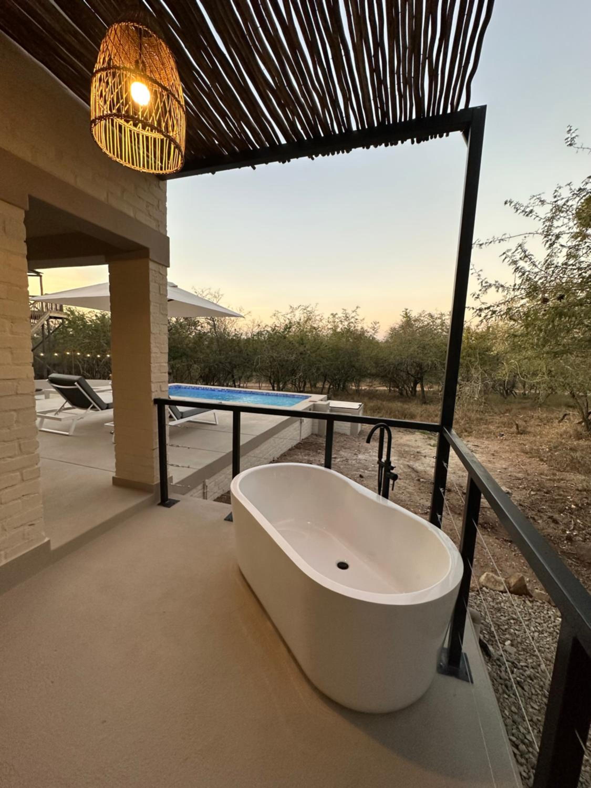 MRLTH Luxury Safari Villa, Close to KNP, Giraffe-Feeding-Tower, Spa-Bath, Boma view 4