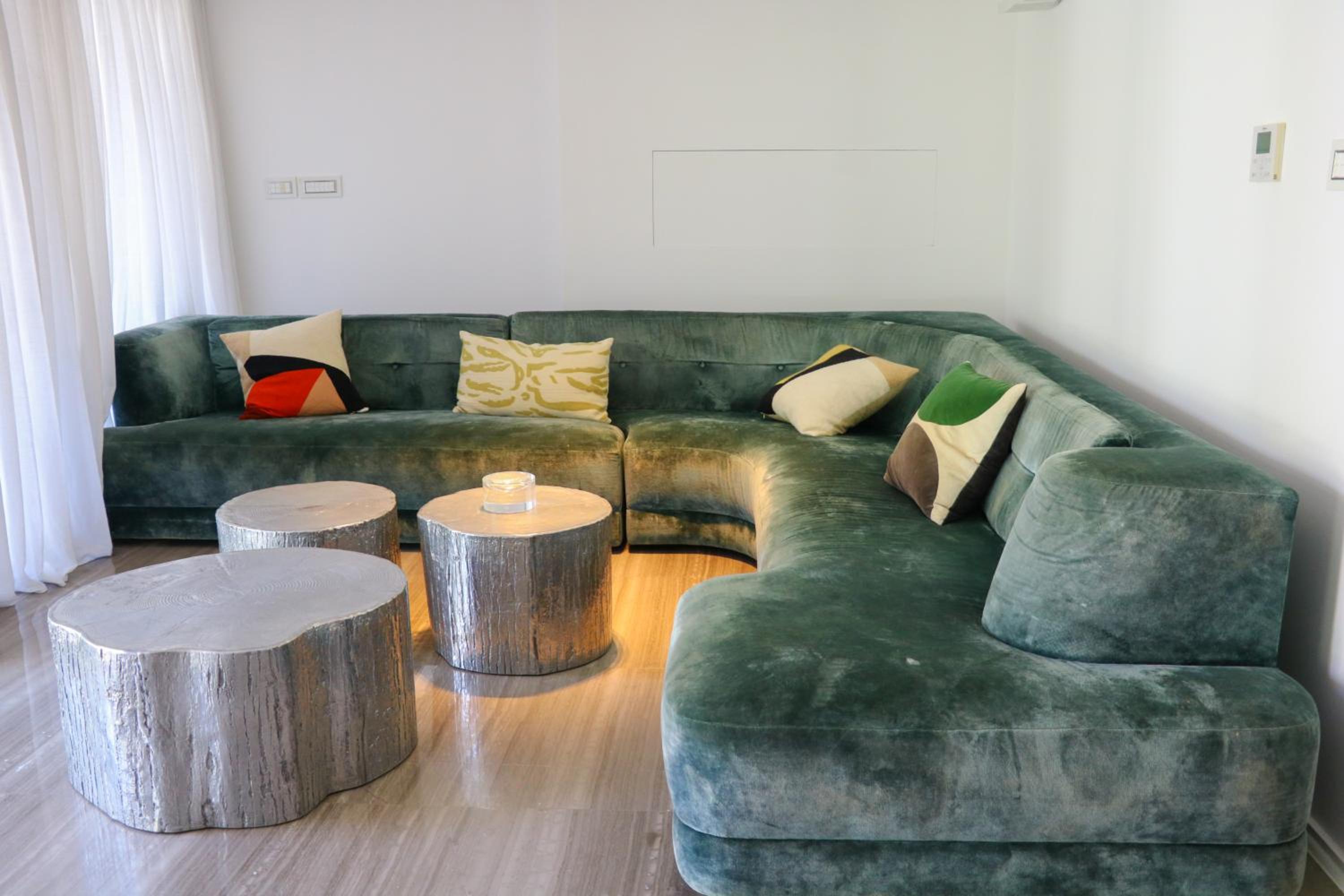 Luxurious Coastal Villa with Pool Near the Beach by Sea N' Rent view 2