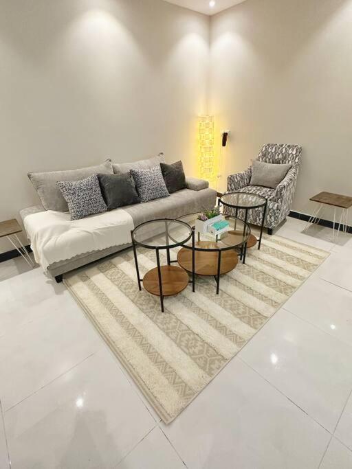 BLVD Apartment with side entrance