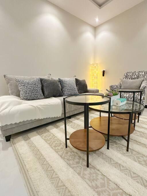 BLVD Apartment with side entrance