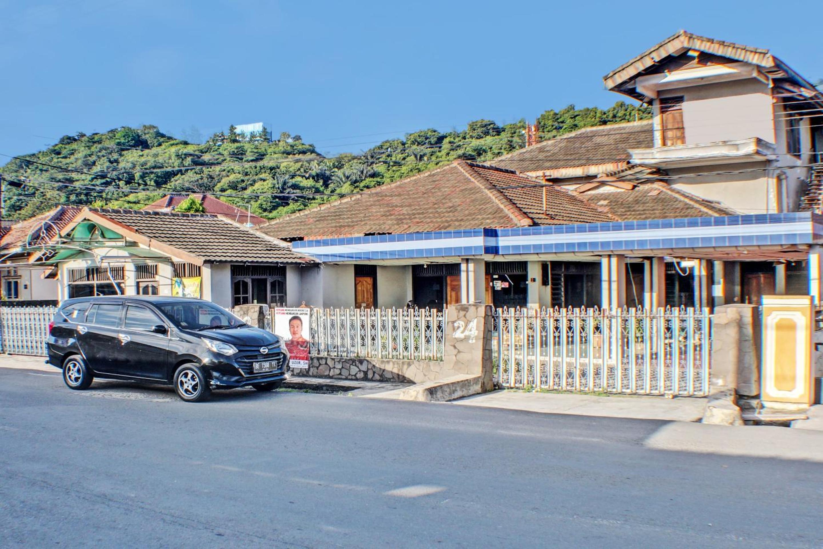 Hotel SPOT ON 92682 Badar Guest House Syariah - Image 1