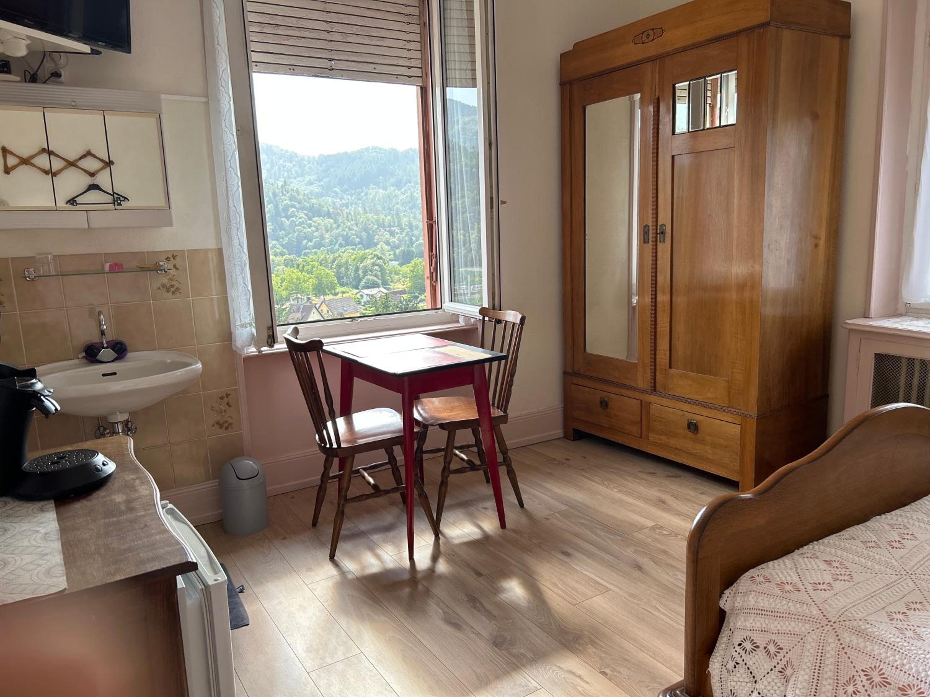Chambre Arnica lit 140 wifi sdb partagée view 4