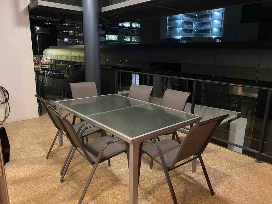 Katara On Cavenagh - 2 Bed 2 Bath Central CBD