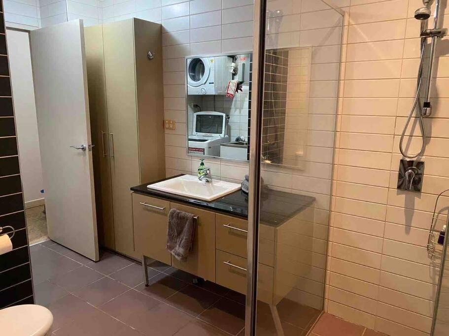 Katara On Cavenagh - 2 Bed 2 Bath Central CBD